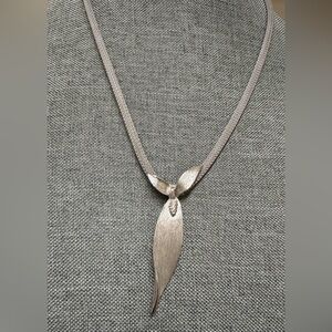 JUDY LEE “Intrigue”Vintage Silver-Tone Leaf Pendant Necklace